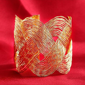 ROMANCE The Interlocking Waves Bracelet